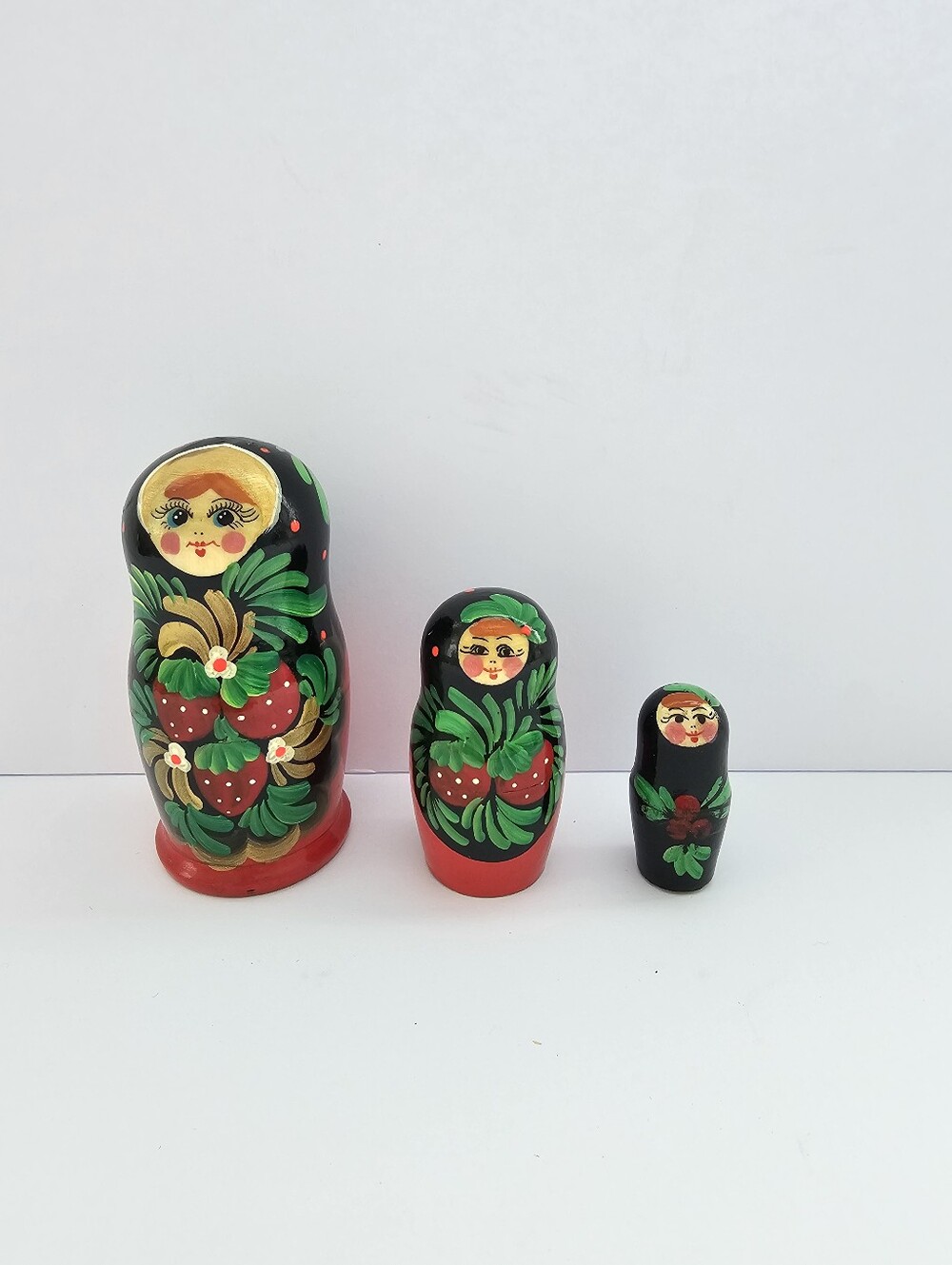 Vintage Russian Nesting Dolls Matryoshka - Black Lacquer Strawberry Motif - Set